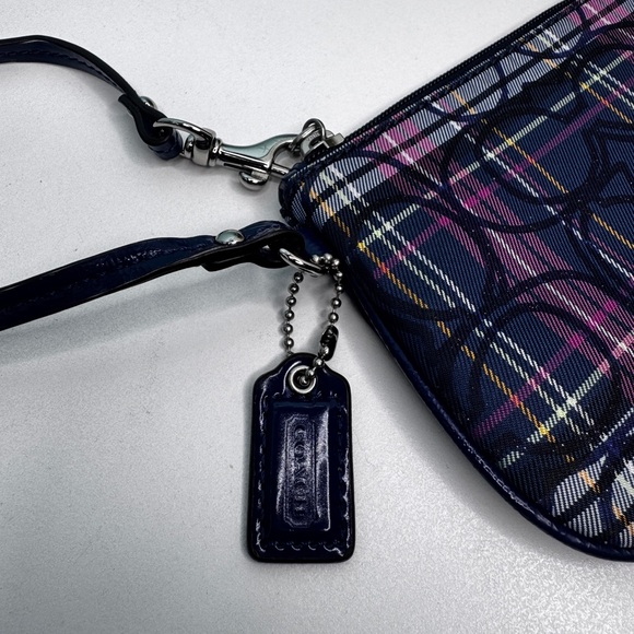 Coach Poppy Wristlet - Picture 4 of 8